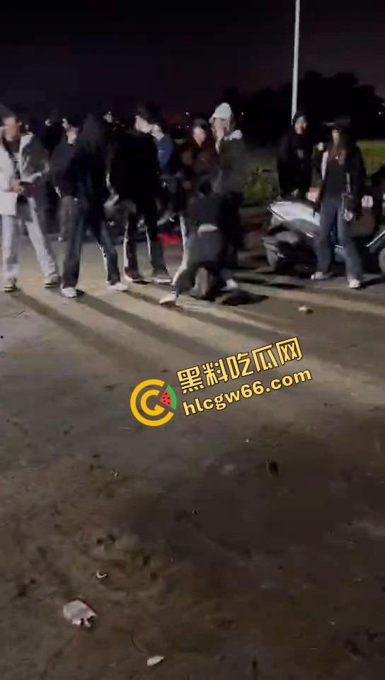 潮汕精神小妹开打了，情敌当街对峙，头发一把把薅，咒骂一句句飙，打到拖鞋都飞出去啦！  第3张