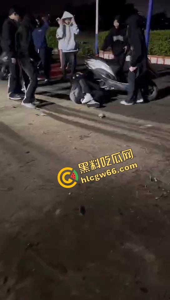 潮汕精神小妹开打了，情敌当街对峙，头发一把把薅，咒骂一句句飙，打到拖鞋都飞出去啦！  第4张