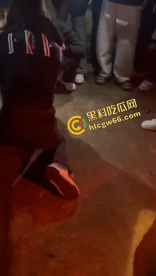 潮汕精神小妹开打了，情敌当街对峙，头发一把把薅，咒骂一句句飙，打到拖鞋都飞出去啦！  第7张