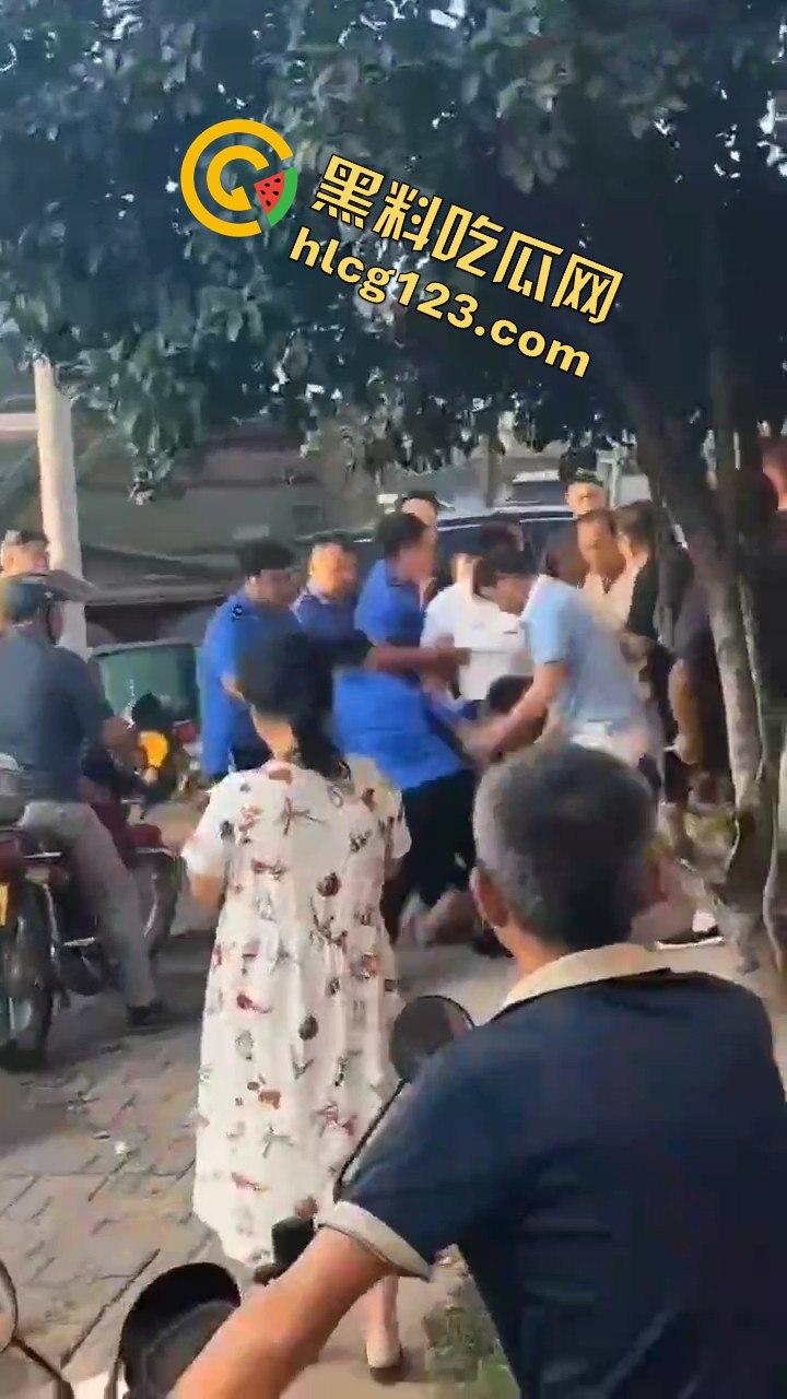 江西抚州执法人员暴力脚踹男子，官方回应称肢体冲突！  第3张