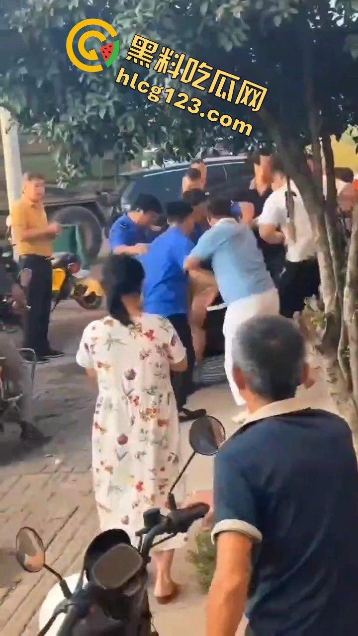 江西抚州执法人员暴力脚踹男子，官方回应称肢体冲突！  第7张