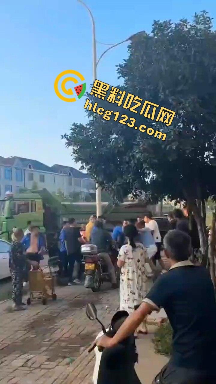 江西抚州执法人员暴力脚踹男子，官方回应称肢体冲突！  第8张