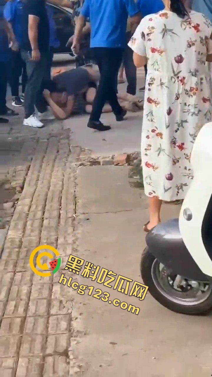 江西抚州执法人员暴力脚踹男子，官方回应称肢体冲突！  第9张