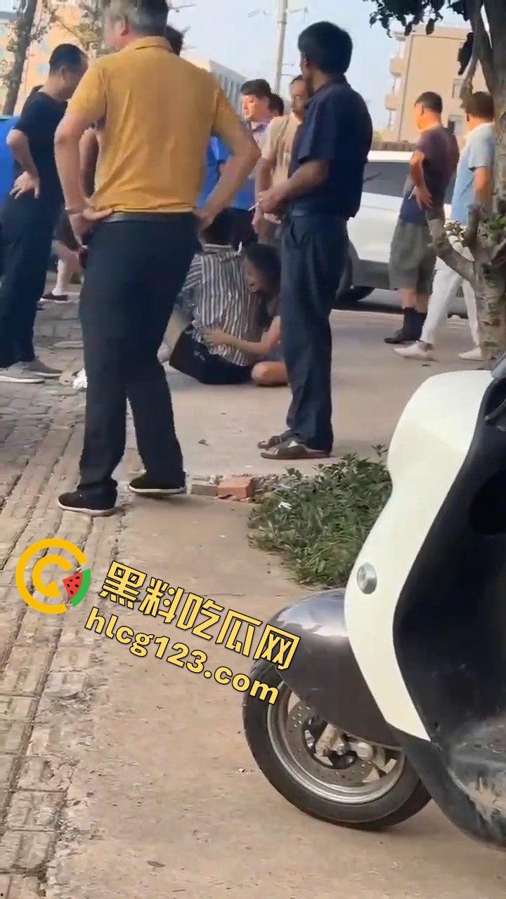 江西抚州执法人员暴力脚踹男子，官方回应称肢体冲突！  第11张