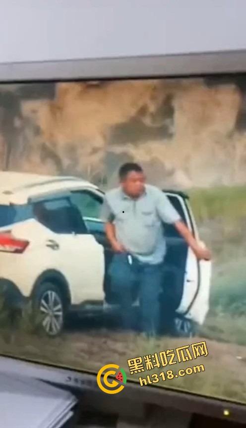 是谁家老婆穿着婚戒出来野战？裤衩还没脱就把逼贴车窗上了，屁股震得车报警器响个不停被监控拍下!  第1张