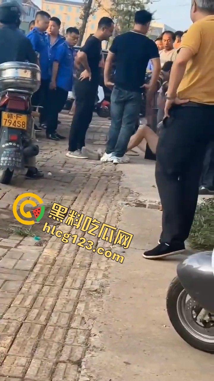 江西抚州执法人员暴力脚踹男子，官方回应称肢体冲突！  第12张