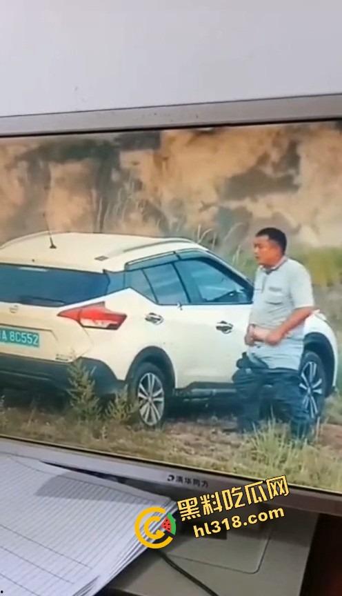 是谁家老婆穿着婚戒出来野战？裤衩还没脱就把逼贴车窗上了，屁股震得车报警器响个不停被监控拍下!  第2张