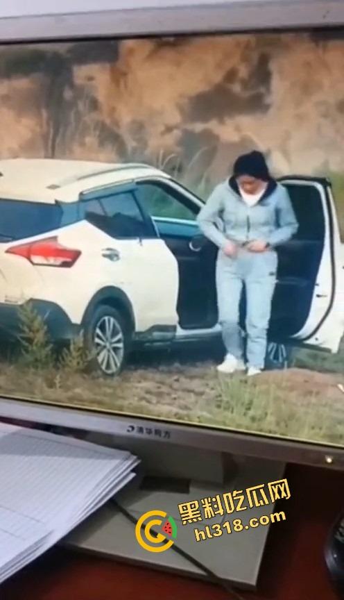 是谁家老婆穿着婚戒出来野战？裤衩还没脱就把逼贴车窗上了，屁股震得车报警器响个不停被监控拍下!  第4张