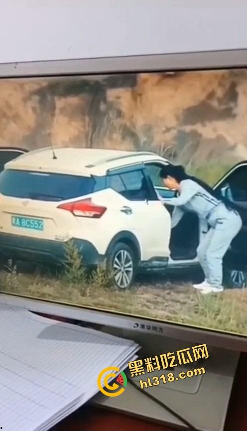 是谁家老婆穿着婚戒出来野战？裤衩还没脱就把逼贴车窗上了，屁股震得车报警器响个不停被监控拍下!  第5张