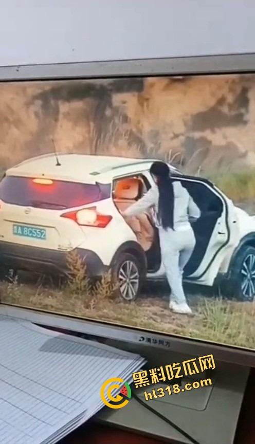 是谁家老婆穿着婚戒出来野战？裤衩还没脱就把逼贴车窗上了，屁股震得车报警器响个不停被监控拍下!  第6张