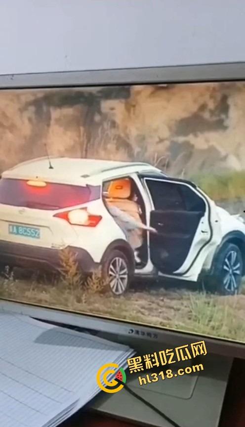 是谁家老婆穿着婚戒出来野战？裤衩还没脱就把逼贴车窗上了，屁股震得车报警器响个不停被监控拍下!  第7张