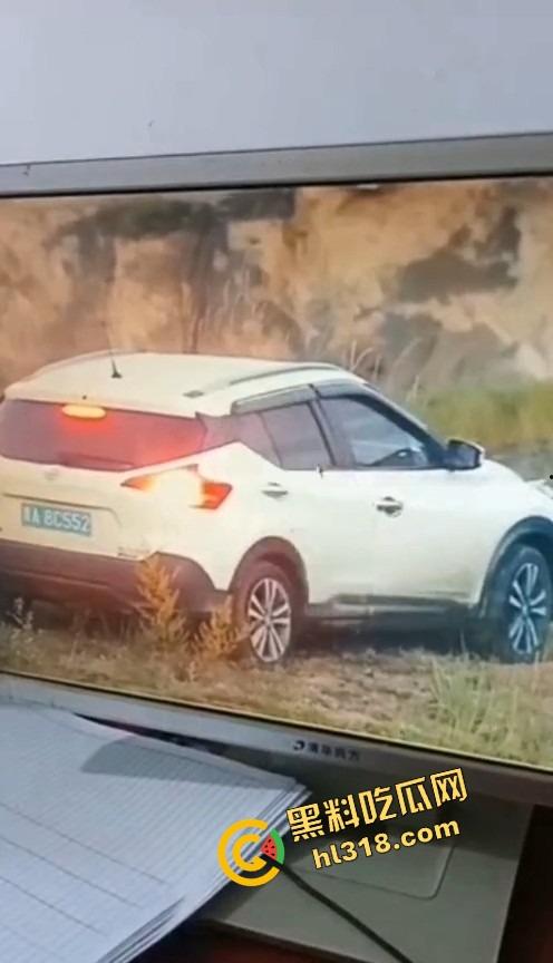 是谁家老婆穿着婚戒出来野战？裤衩还没脱就把逼贴车窗上了，屁股震得车报警器响个不停被监控拍下!  第8张