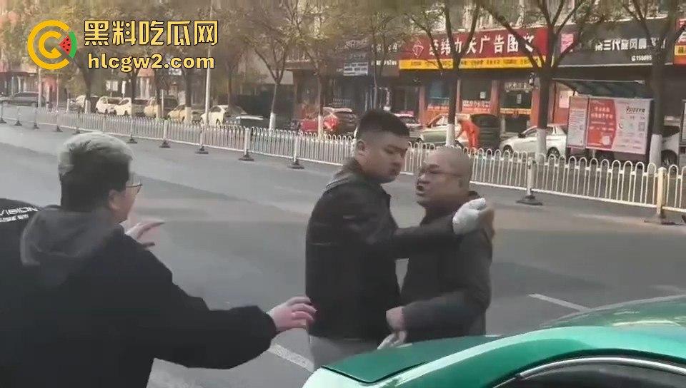 银川出租车司机遇精神小伙不给钱还学狗叫 司机气到差点拔刀 三小伙这次真是作到头了！  第8张