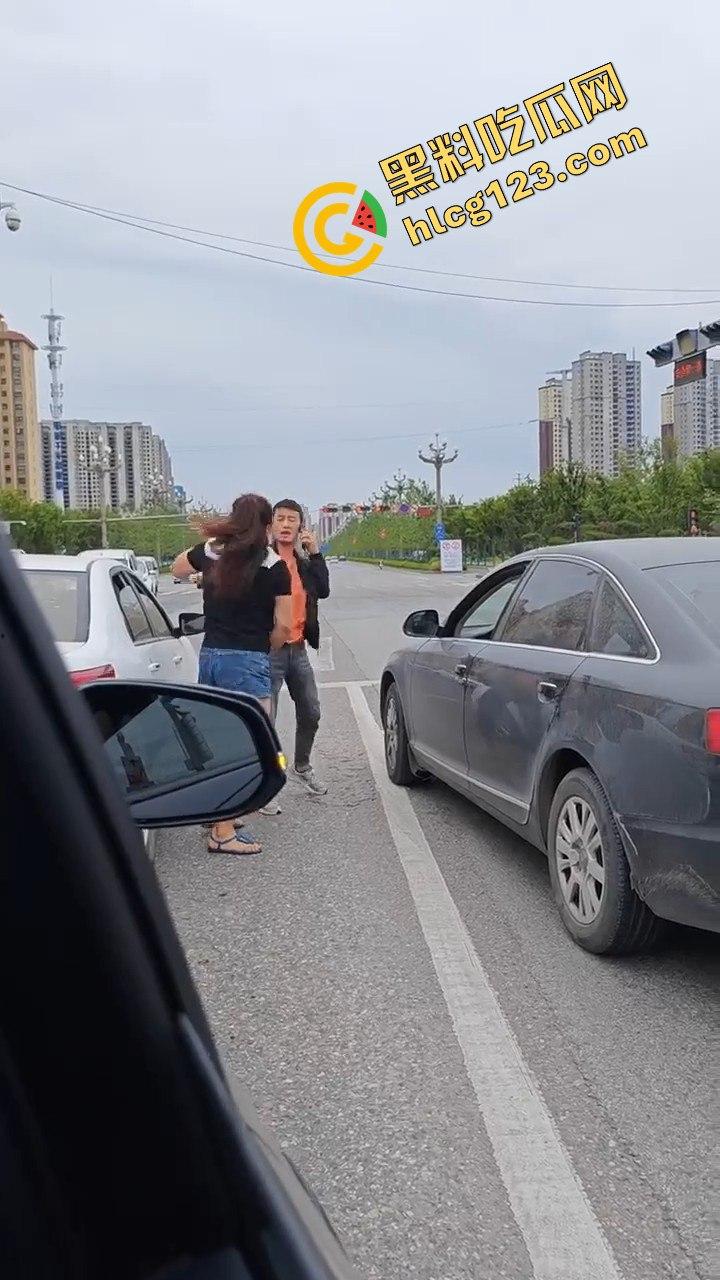 斑马线前路怒症爆发，男女大打出手，打架场面竟如游泳比赛般精彩！  第5张