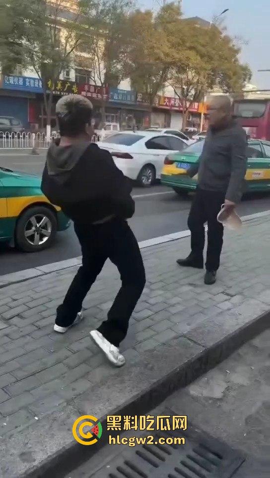 银川出租车司机遇精神小伙不给钱还学狗叫 司机气到差点拔刀 三小伙这次真是作到头了！  第11张