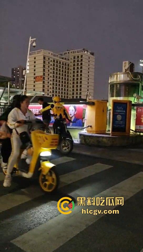 外卖小哥化身刀仔街头砍黑衣男!老实人爆发也吓人,但动刀就真是过火了! 第1张 外卖小哥化身刀仔街头砍黑衣男!老实人爆发也吓人,但动刀就真是过火了! 第1张