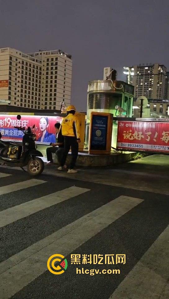 外卖小哥化身刀仔街头砍黑衣男!老实人爆发也吓人,但动刀就真是过火了! 第3张 外卖小哥化身刀仔街头砍黑衣男!老实人爆发也吓人,但动刀就真是过火了! 第3张