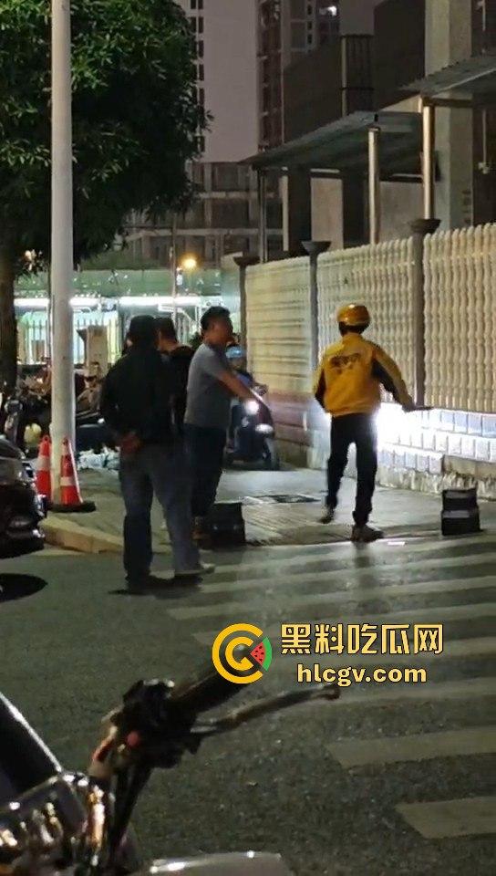 外卖小哥化身刀仔街头砍黑衣男!老实人爆发也吓人,但动刀就真是过火了! 第4张 外卖小哥化身刀仔街头砍黑衣男!老实人爆发也吓人,但动刀就真是过火了! 第4张