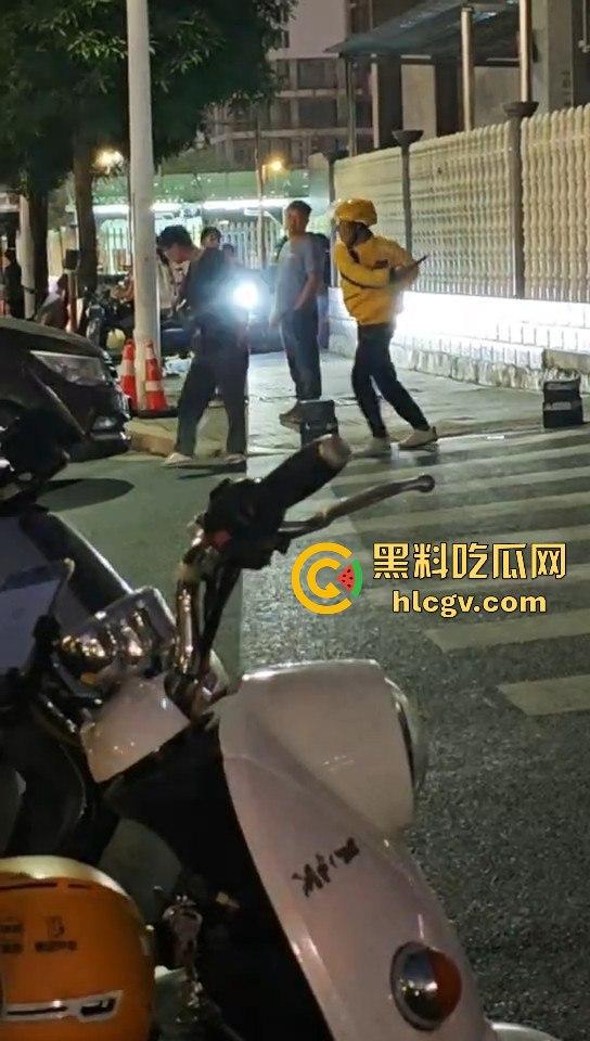 外卖小哥化身刀仔街头砍黑衣男!老实人爆发也吓人,但动刀就真是过火了! 第7张 外卖小哥化身刀仔街头砍黑衣男!老实人爆发也吓人,但动刀就真是过火了! 第7张