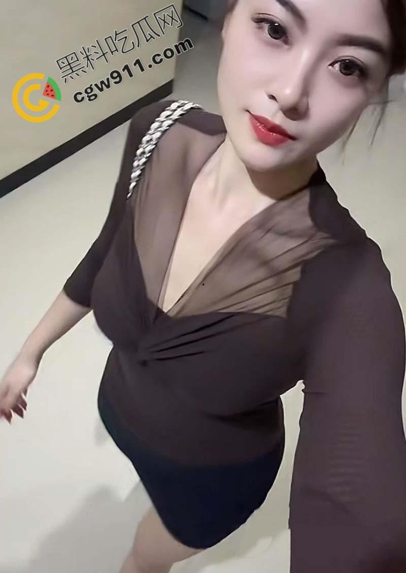 广州小少妇【李美君】遭绿帽癖老公背叛，被迫沦为兄弟们的玩物，骚穴淫水狂喷，堪比AV大片  第2张