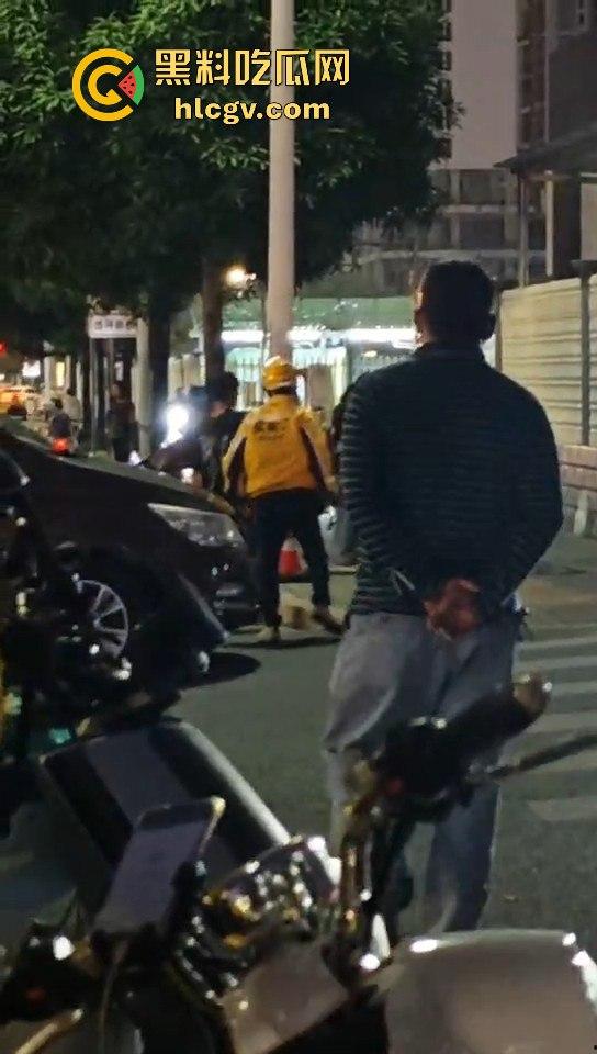 外卖小哥化身刀仔街头砍黑衣男!老实人爆发也吓人,但动刀就真是过火了! 第8张 外卖小哥化身刀仔街头砍黑衣男!老实人爆发也吓人,但动刀就真是过火了! 第8张