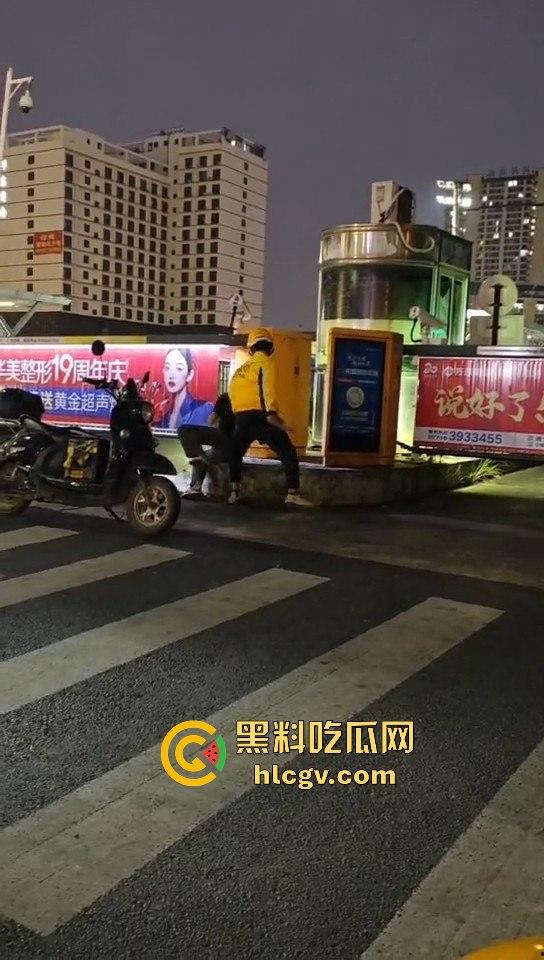 外卖小哥化身刀仔街头砍黑衣男!老实人爆发也吓人,但动刀就真是过火了! 第9张 外卖小哥化身刀仔街头砍黑衣男!老实人爆发也吓人,但动刀就真是过火了! 第9张