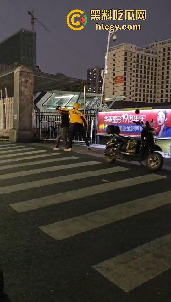 外卖小哥化身刀仔街头砍黑衣男!老实人爆发也吓人,但动刀就真是过火了! 第10张 外卖小哥化身刀仔街头砍黑衣男!老实人爆发也吓人,但动刀就真是过火了! 第10张