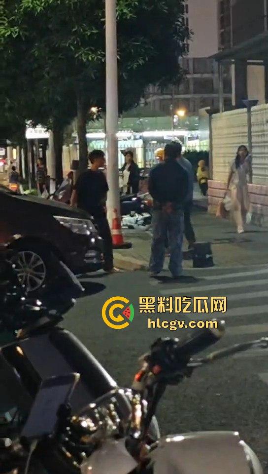 外卖小哥化身刀仔街头砍黑衣男!老实人爆发也吓人,但动刀就真是过火了! 第11张 外卖小哥化身刀仔街头砍黑衣男!老实人爆发也吓人,但动刀就真是过火了! 第11张