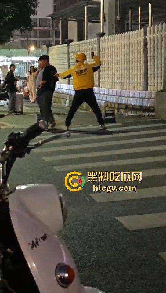 外卖小哥化身刀仔街头砍黑衣男!老实人爆发也吓人,但动刀就真是过火了! 第12张 外卖小哥化身刀仔街头砍黑衣男!老实人爆发也吓人,但动刀就真是过火了! 第12张