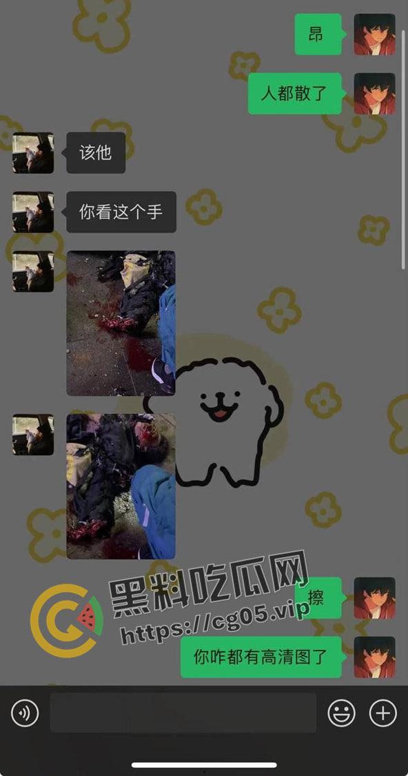 河南焦作东方红广场 三名年轻人疑似当众引爆雷管 手和腿直接炸断 现场血腥画面曝光  第3张