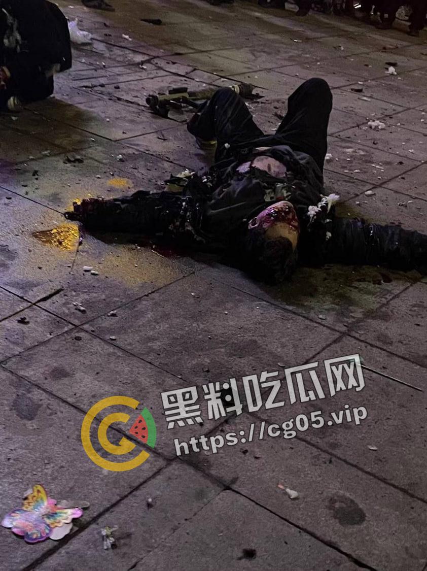 河南焦作东方红广场 三名年轻人疑似当众引爆雷管 手和腿直接炸断 现场血腥画面曝光  第4张