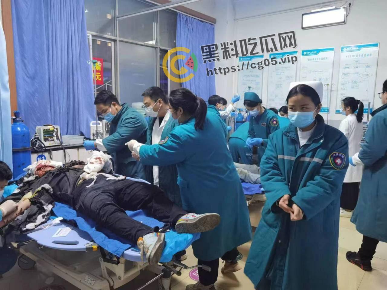 河南焦作东方红广场 三名年轻人疑似当众引爆雷管 手和腿直接炸断 现场血腥画面曝光  第8张