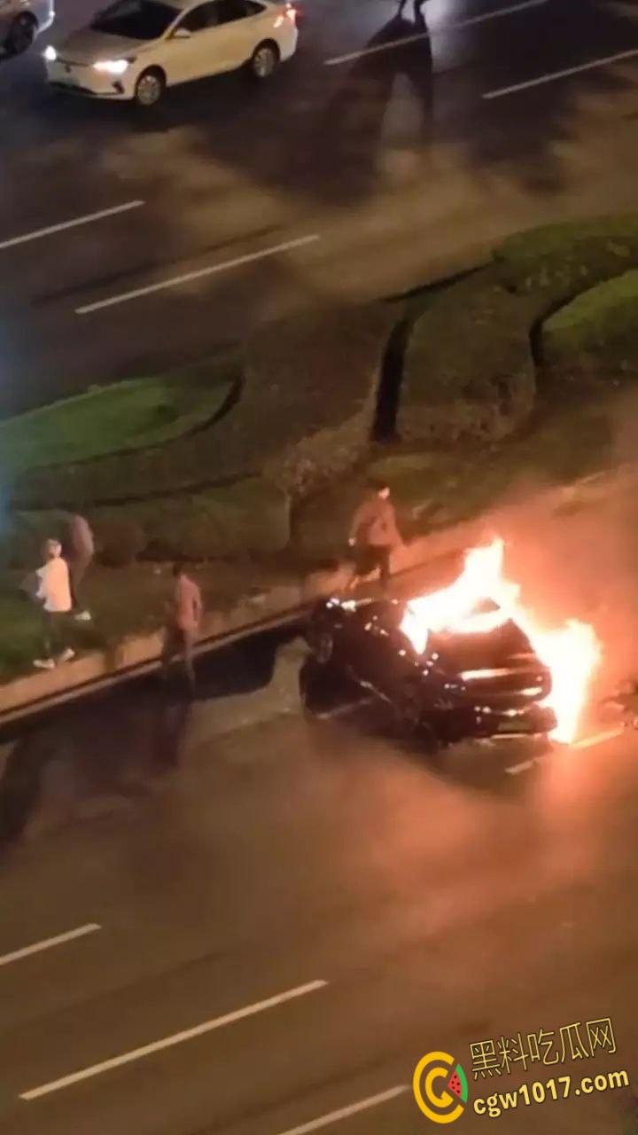 四川成都小米SU7追尾起火，路人胳膊砸到出血，也没能打开窗户，等消防人员开车门时，已经车毁人亡了！  第3张