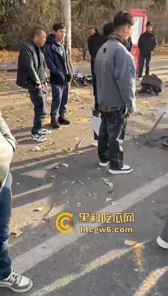 河南灵宝开源大道车管所发生重大车祸事故！保时捷三蹦子狭路相逢，碎片到处是 据说人也碎碎平安了  第1张