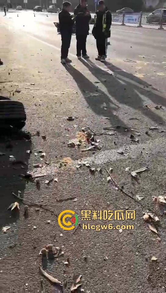 河南灵宝开源大道车管所发生重大车祸事故！保时捷三蹦子狭路相逢，碎片到处是 据说人也碎碎平安了  第2张