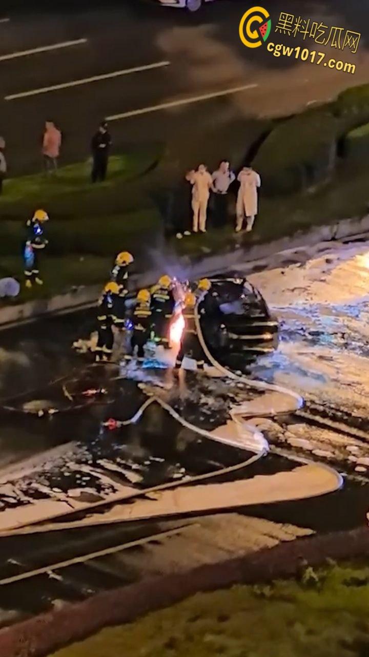 四川成都小米SU7追尾起火，路人胳膊砸到出血，也没能打开窗户，等消防人员开车门时，已经车毁人亡了！  第5张