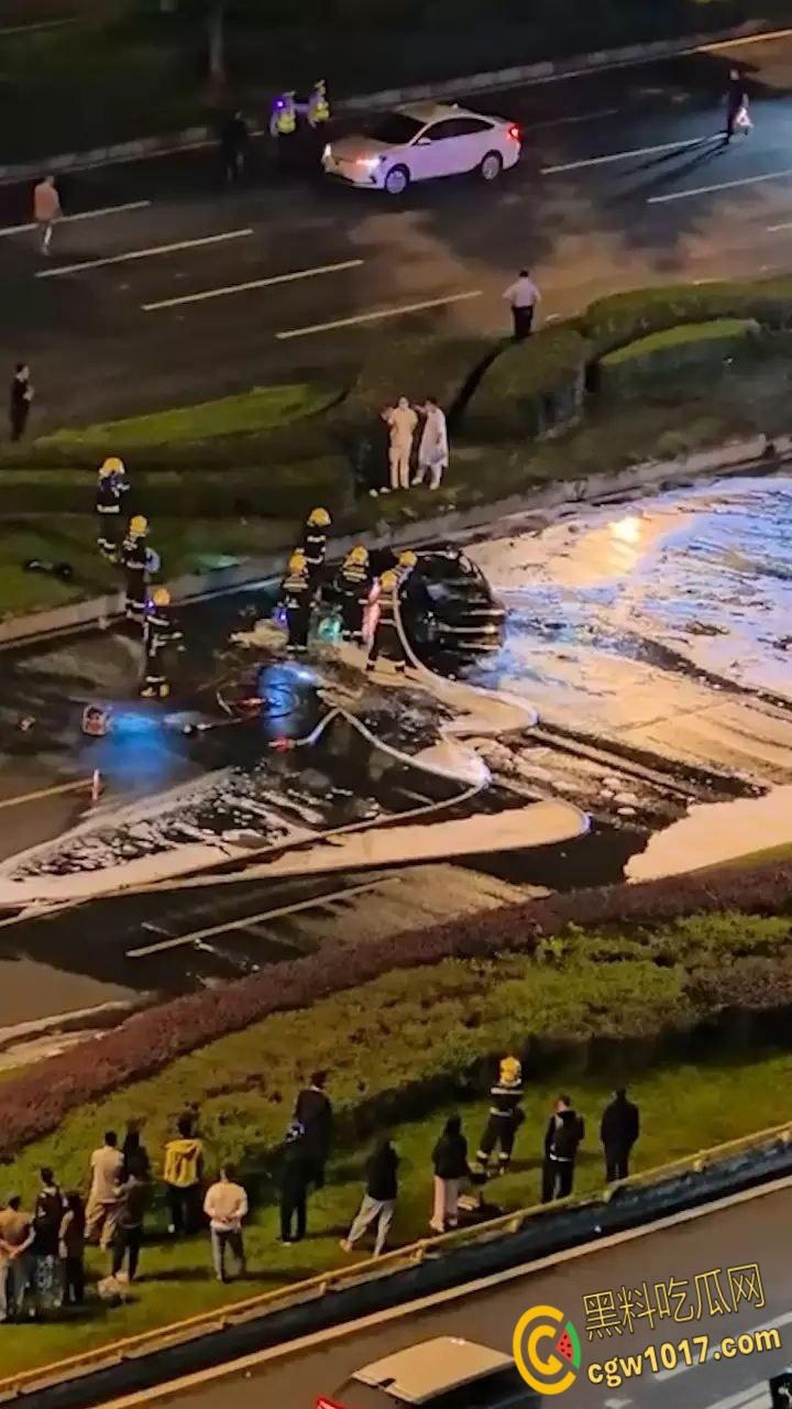 四川成都小米SU7追尾起火，路人胳膊砸到出血，也没能打开窗户，等消防人员开车门时，已经车毁人亡了！  第6张