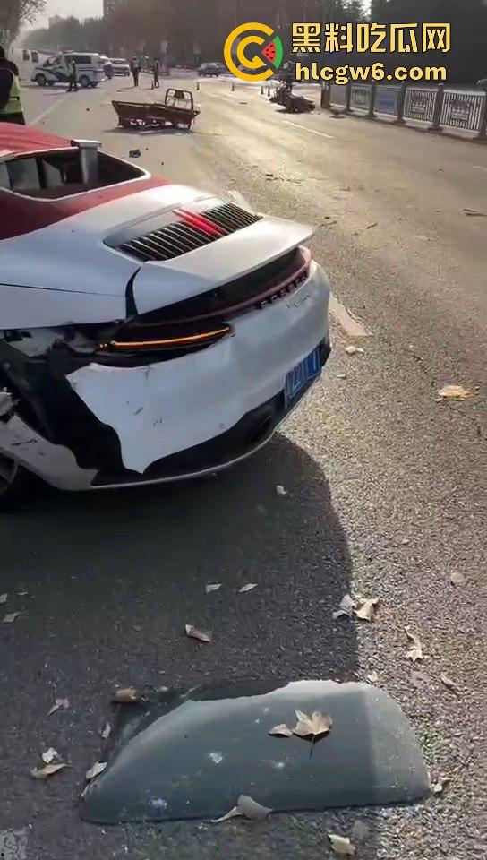 河南灵宝开源大道车管所发生重大车祸事故！保时捷三蹦子狭路相逢，碎片到处是 据说人也碎碎平安了  第4张