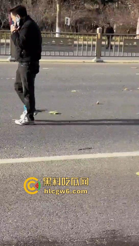 河南灵宝开源大道车管所发生重大车祸事故！保时捷三蹦子狭路相逢，碎片到处是 据说人也碎碎平安了  第5张