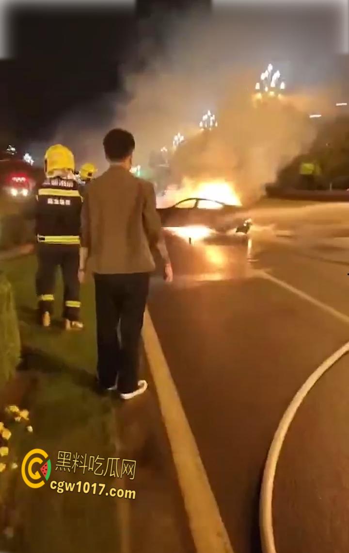 四川成都小米SU7追尾起火，路人胳膊砸到出血，也没能打开窗户，等消防人员开车门时，已经车毁人亡了！  第7张
