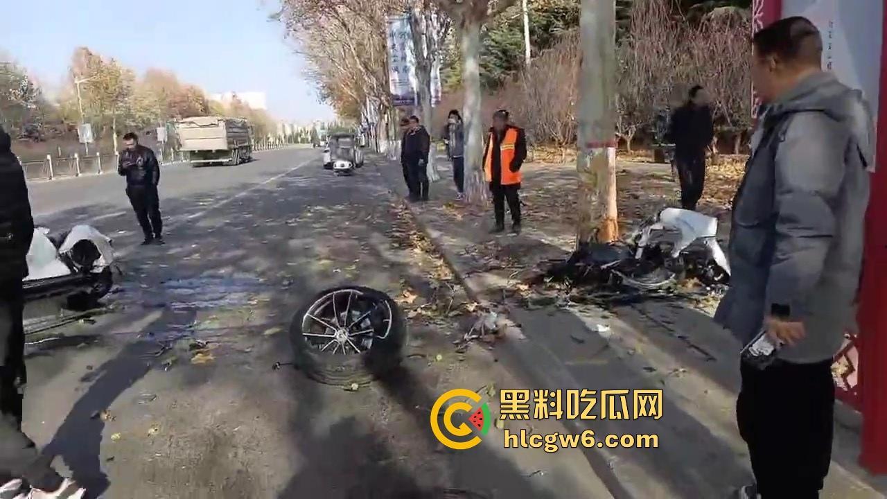 河南灵宝开源大道车管所发生重大车祸事故！保时捷三蹦子狭路相逢，碎片到处是 据说人也碎碎平安了  第7张