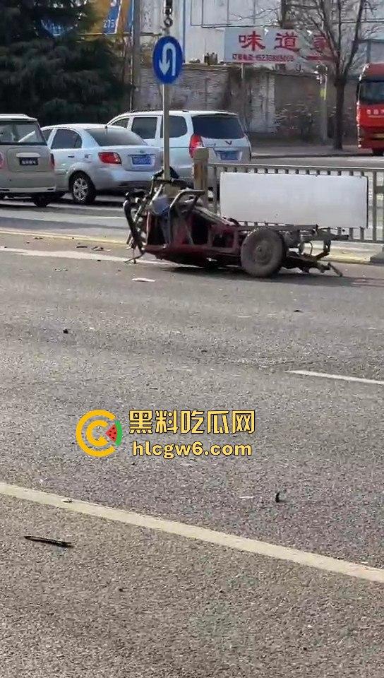 河南灵宝开源大道车管所发生重大车祸事故！保时捷三蹦子狭路相逢，碎片到处是 据说人也碎碎平安了  第8张