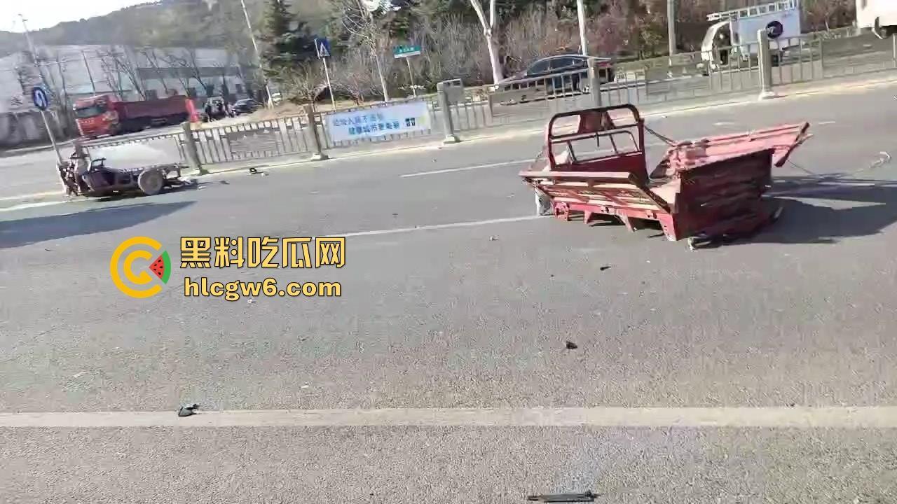 河南灵宝开源大道车管所发生重大车祸事故！保时捷三蹦子狭路相逢，碎片到处是 据说人也碎碎平安了  第9张