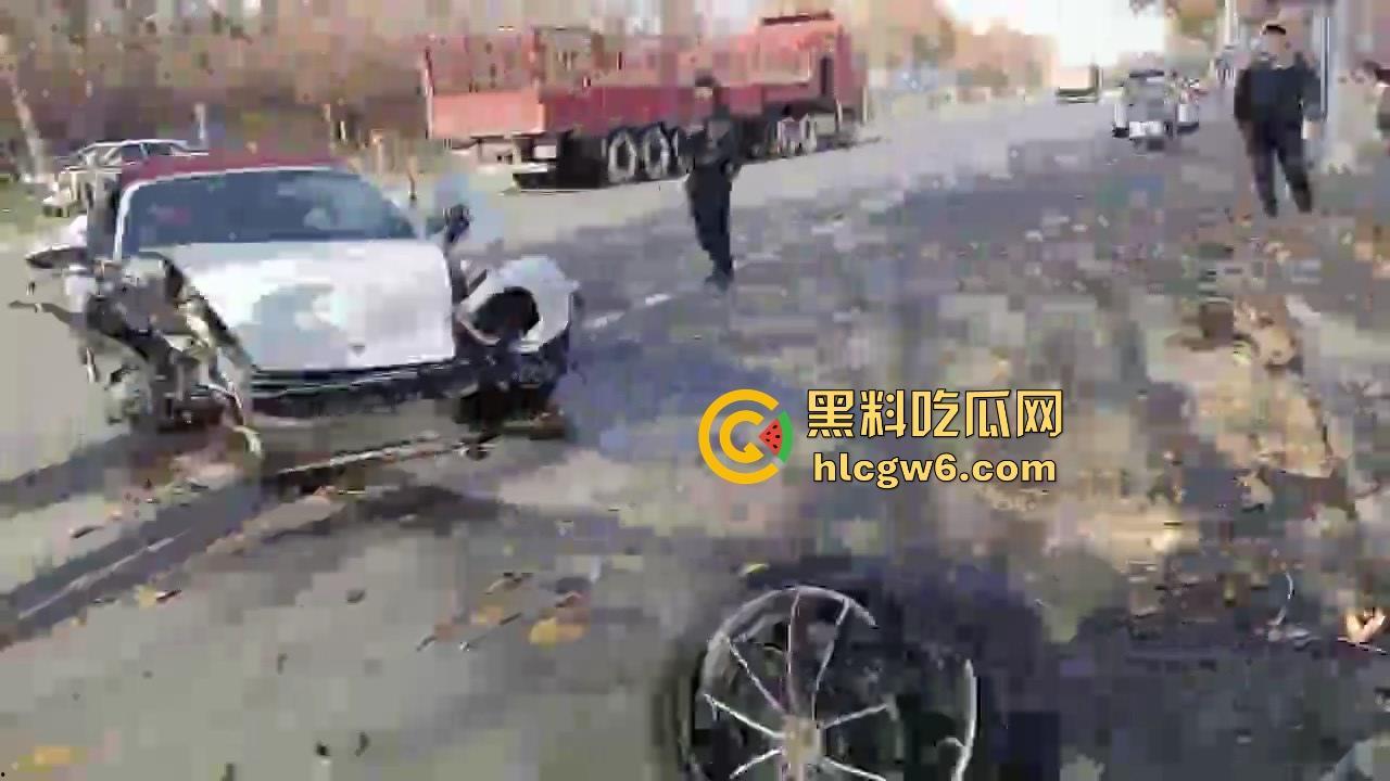 河南灵宝开源大道车管所发生重大车祸事故！保时捷三蹦子狭路相逢，碎片到处是 据说人也碎碎平安了  第10张