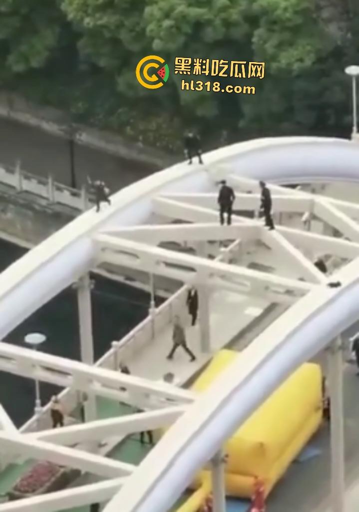 贵阳大妈桥梁上狂飙乱舞！警察冒死追捕抓不住，桥下救援队拖气垫累瘫，最后大妈自投罗网被按倒！  第2张