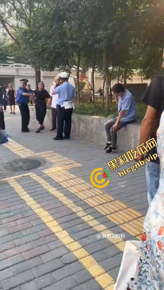 嚣张两口子街头殴打路人，不料自投罗网！别还手，让他们等着拘留赔钱吧！  第1张