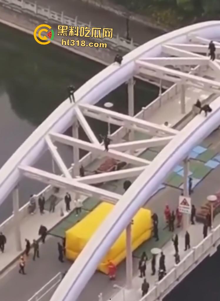 贵阳大妈桥梁上狂飙乱舞！警察冒死追捕抓不住，桥下救援队拖气垫累瘫，最后大妈自投罗网被按倒！  第5张