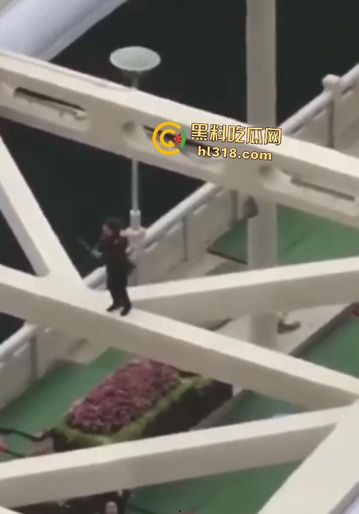 贵阳大妈桥梁上狂飙乱舞！警察冒死追捕抓不住，桥下救援队拖气垫累瘫，最后大妈自投罗网被按倒！  第6张