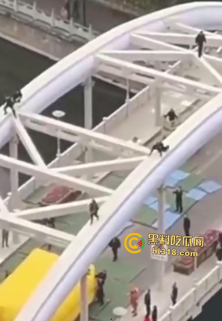 贵阳大妈桥梁上狂飙乱舞！警察冒死追捕抓不住，桥下救援队拖气垫累瘫，最后大妈自投罗网被按倒！  第7张
