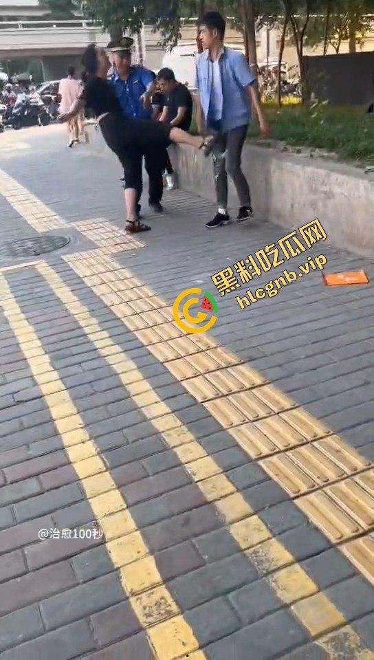 嚣张两口子街头殴打路人，不料自投罗网！别还手，让他们等着拘留赔钱吧！  第4张